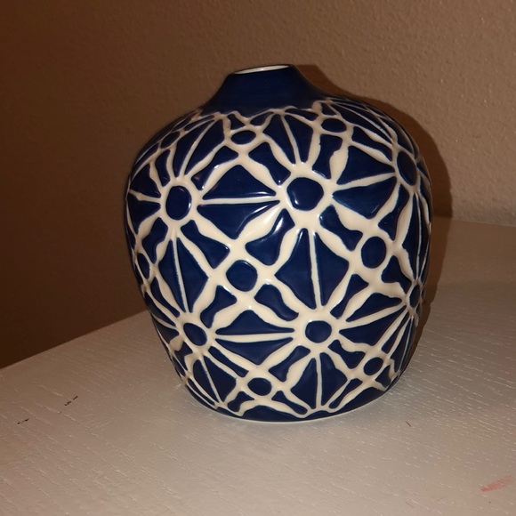 Blue and white vase - Picture 1 of 2